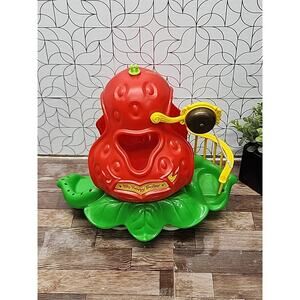 VTG 1982 Strawberry Shortcake Big Berry Trolley House On Wheels 12" x 11"